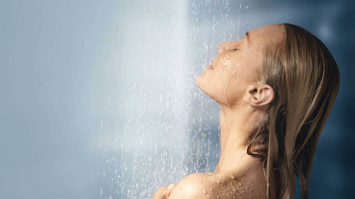 Tắm nước lạnh để cơ thể hạ nhiệt nhằm giải thuốc kích dục nữ nhanh chóng